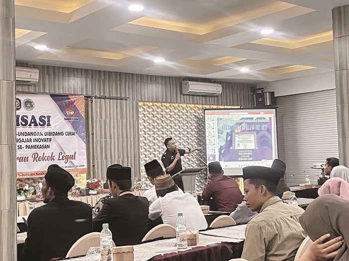 PAPARAN: Humas KPPBC TMP C Madura Megatruh Yoga Brata saat menghadiri kegiatan sosialisasi bersama PGMNI Jatim di Hotel Cahaya Berlian, Senin (26/8). (MOH. IQBAL AFGANI/JPRM)