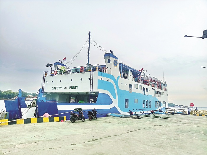TUNGGU PENUMPANG: KMP Munggiyango Hulalo bersandar di Pelabuhan Kalianget usai berlayar dari Pelabuhan Batuguluk, Kecamatan Arjasa, Pulau Kangean, Minggu (10/3). (MOH. IQBAL/JPRM)
