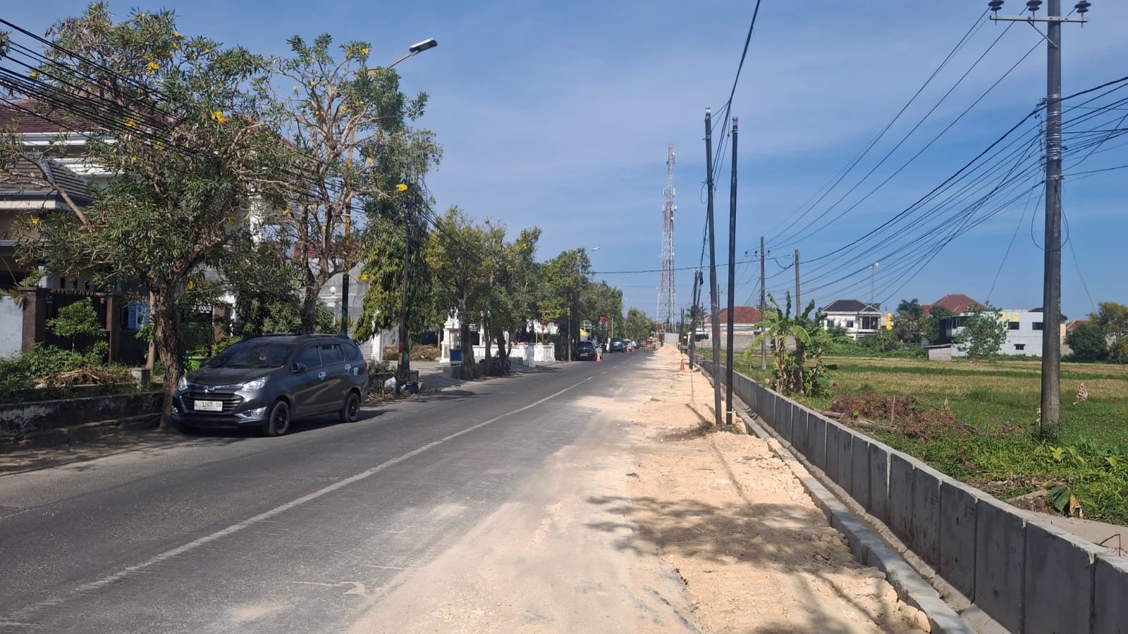 DIKELUHKAN: Keberadaan materan urukan tanah di lokasi proyek pembangunan drainase di Jalan dr. Cipto, Desa Kolor, Kecamatan Kota Sumenep, Minggu (15/9). (MOH. IQBAL/JPRM)
