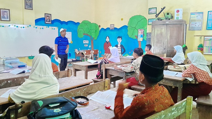 GENERASI EMAS: Murid SDN Jungcangcang 3, Pamekasan, fokus menyimak pelajaran pendidikan jasmani olahraga dan kesehatan (PJOK), Rabu (4/9). (M. KHOLIL RAMLI/JPRM)