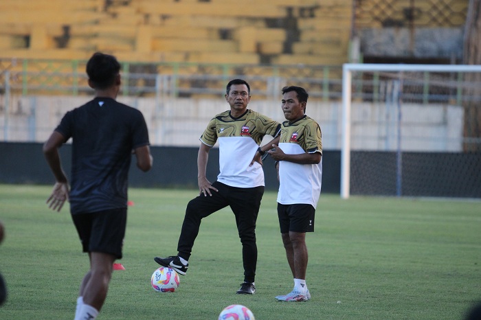 HENGKANG: Widodo Cahyono Putro (kiri) memimpin latihan saat menukangi Madura United Stadion Gelora Bangkalan, Jumat (9/8). (VIVIN AGUSTIN HARTONO/JPRM)