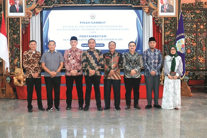 KOLABORATIF: Pj Bupati Bangkalan Arief M. Edie berfoto dengan pimpinan lembaga veritikal yang baru dan lama setelah acara pisah sambut di Pendopo Agung Senin (16/9). (PROKOPIM UNTUK JPRM)