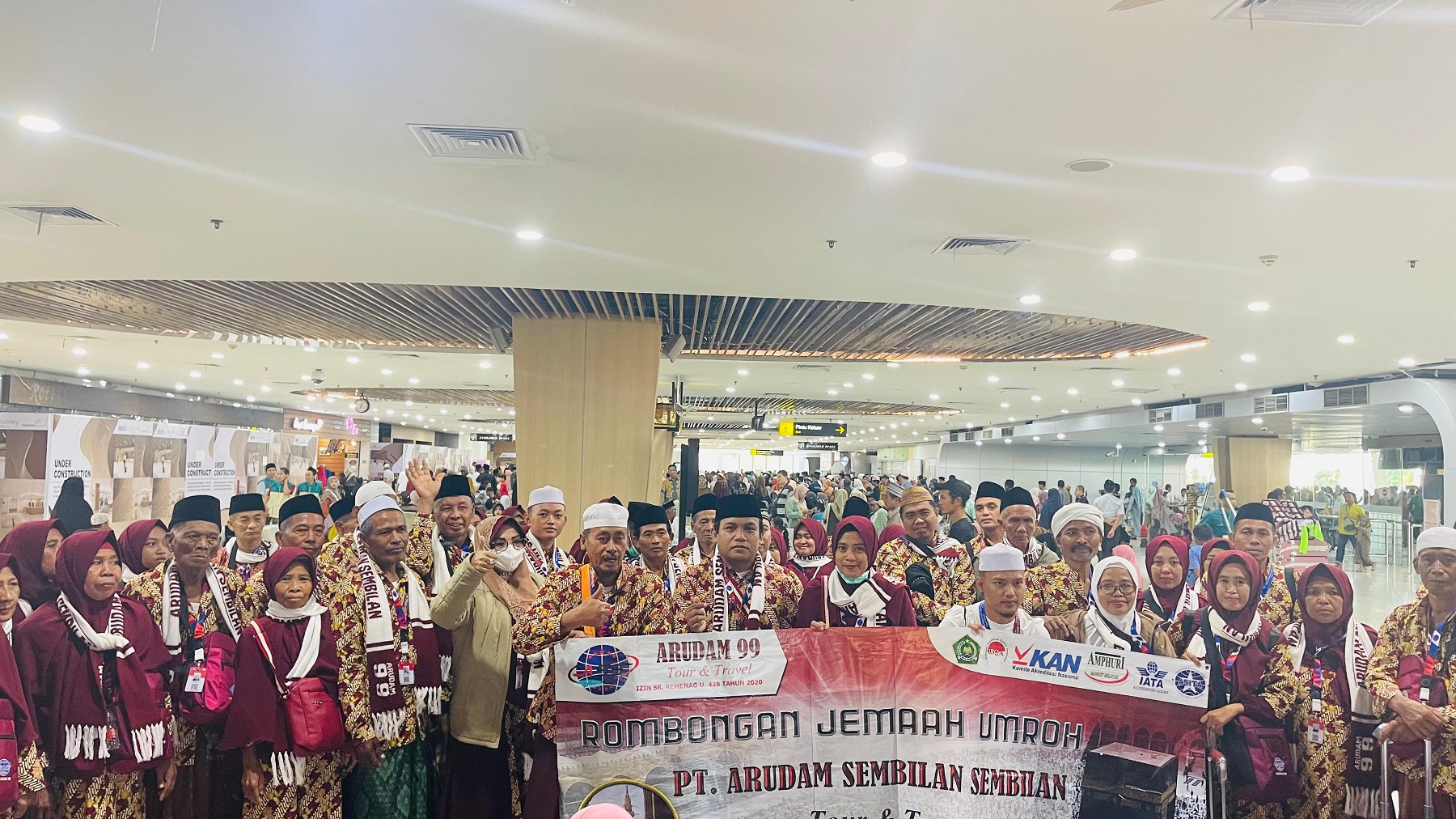 TUNAIKAN IBADAH: Rombongan jemaah umrah PT Arudam 99 berswafoto di Terminal 2 Bandara Juanda, Surabaya, Minggu (15/9).