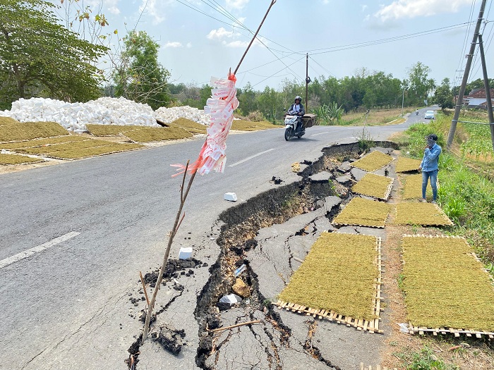 RUSAK BERAT: Kondisi ruas Jalan Pegantenan&ndash;Bajur Barat di Desa Ambender, Kecamatan Pegantenan, Pamekasan, Senin (16/9). (AYU LATIFAH/JPRM)