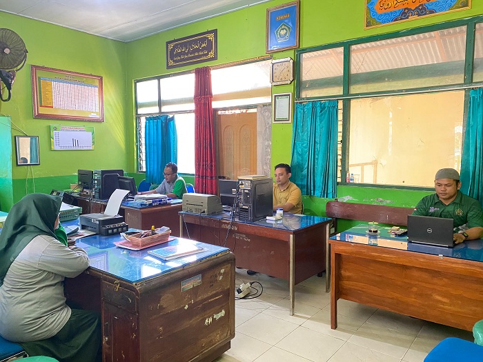 PELAYANAN: Petugas penyuluh sedang beraktivitas di kantor KUA Kecamatan Kota Pamekasan Jumat (13/9). (AYU LATIFAH/JPRM)