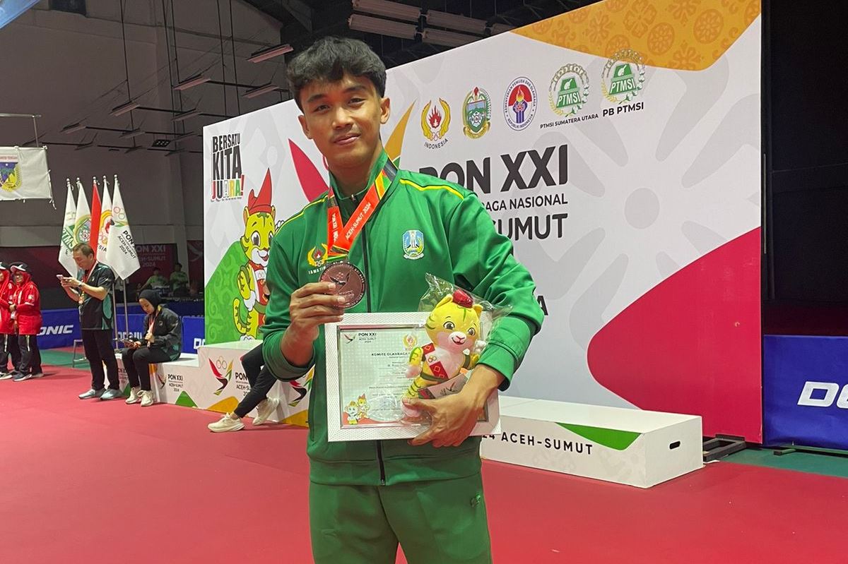 BANGGA: Atlet PTMSI Pamekasan M. Rizal Zulmi menunjukkan medali perak yang diperoleh di PON XXI Aceh-Sumut, Kamis (12/9).