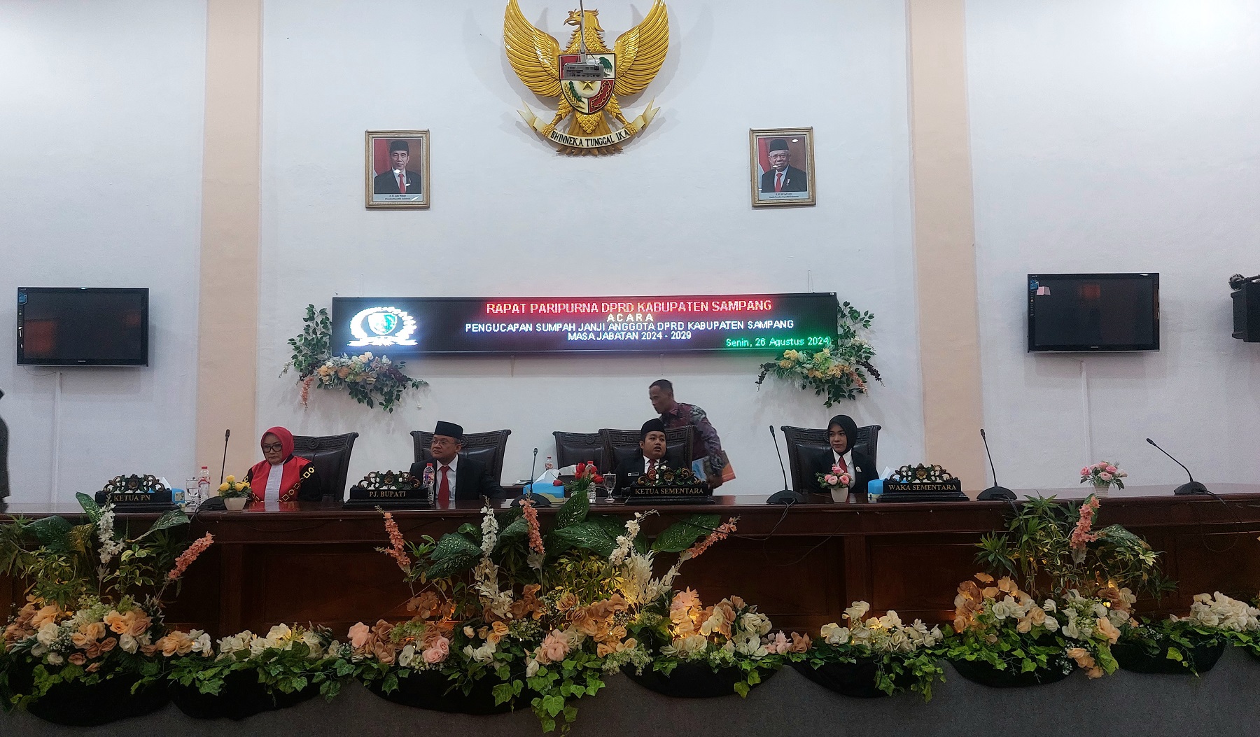 PEJABAT PUBLIK: Sejumlah anggota dewan mengikuti acara pelantikan di kantor DPRD Sampang, Senin (26/8).