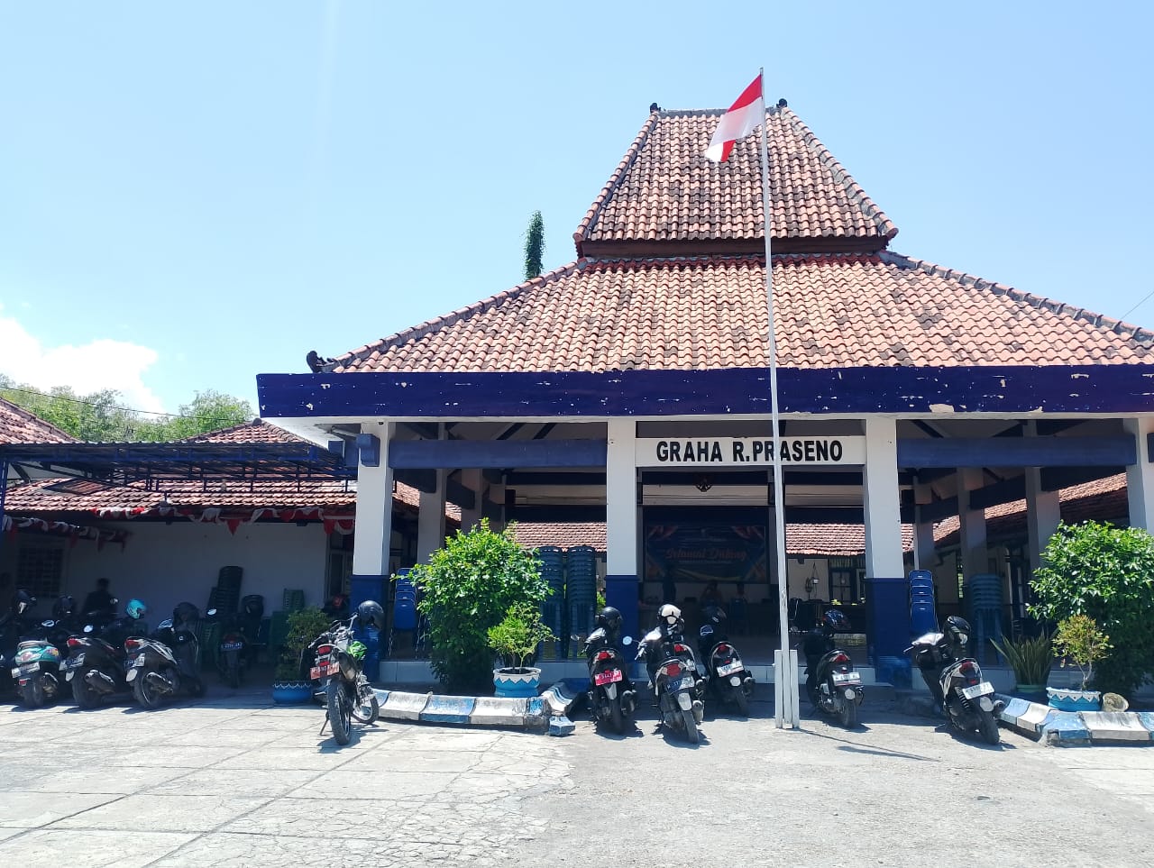 DUGAAN INDISPLINER: Pegawai Kecamatan Kota Sampang sedang berada di sekitar pendopo kantor Kecamatan Kota Sampang, Selasa (3/9).
