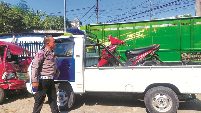 BARANG BUKTI: Banit Gakkum Satlantas Polres Bangkalan Aiptu Buchori menunjukkan sepeda motor yang terlibat laka di Jalan Raya Telang, Kecamatan Kamal, Selasa (17/9). (ZEINAL ABIDIN/JPRM)