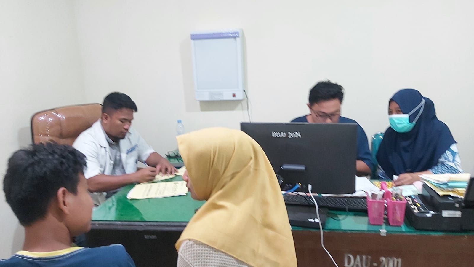 LAYANI KEBUTUHAN MASYARAKAT: Dokter spesialis di Poliklinik Ortopedi Bima Satriono Purwanto melayani pasien, Sabtu (14/9).