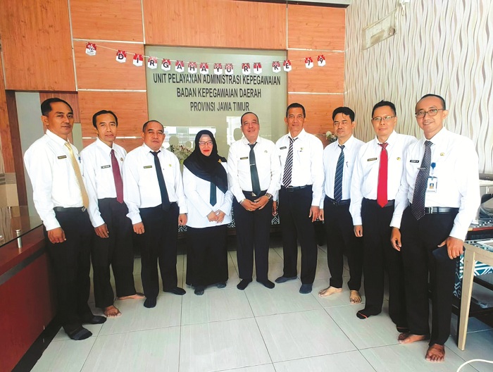 UJI KOMPETENSI: Sejumlah peserta lelang jabatan eselon II berfoto bersama usai mengikuti asesmen di kantor BKD Jatim Selasa (17/9). (BKPSDM UNTUK JPRM)
