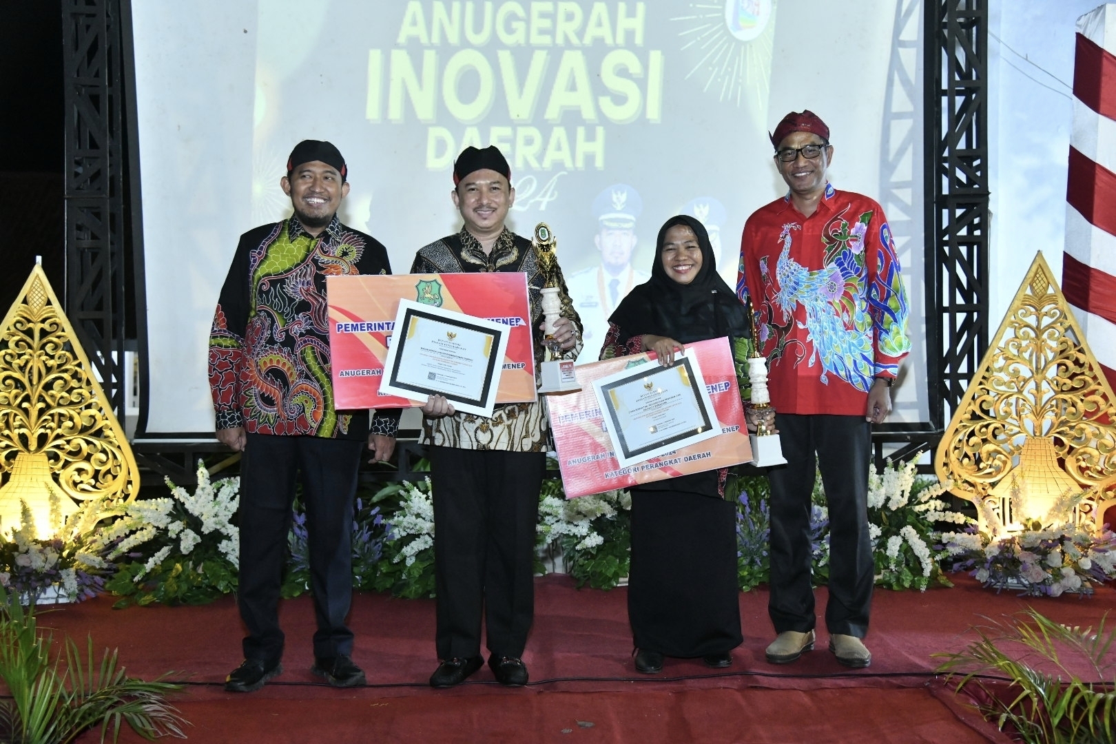BERPRESTASI: Kepala Bappeda Arif Firmanto menerima penghargaan dari Bupati Sumenep Achmad Fauzi Wongsojudo dan Kepala Brida Benny Irawan (kanan) saat penganugerahan inovasi daerah, Jumat (13/9).