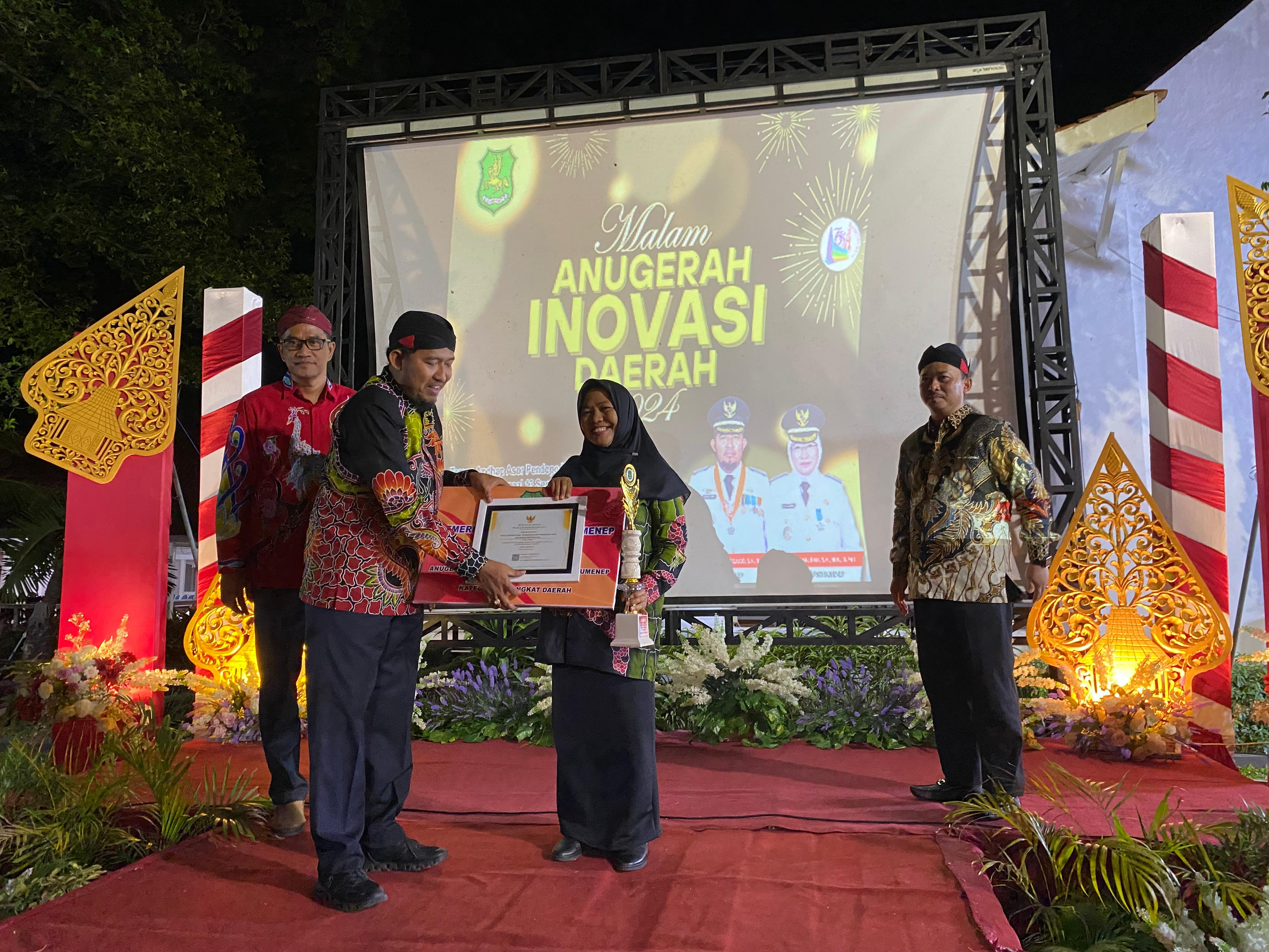 OPD INOVATIF: Dari kiri, Kepala Brida Sumenep, Bupati, Kepala Dinkes P2KB, dan Kepala Bappeda pada malam anugerah inovasi daerah, Jumat (13/9).