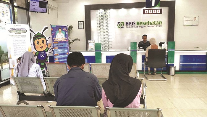 LAYANAN OPTIMAL: Warga mengantre layanan di kantor BPJS Kesehatan Cabang Pamekasan, Kamis (8/8). (BPJS KESEHATAN CABANG PAMEKASAN UNTUK JPRM)