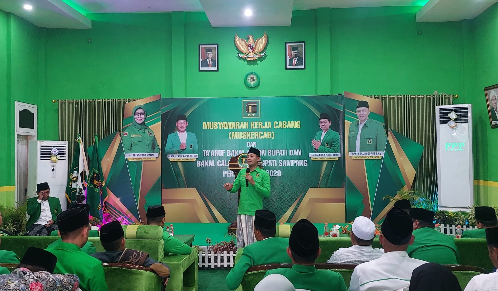 SOLID: Ketua DPC PPP Sampang Abdullah Hidayat menyampaikan sambutan saat musyawarah kerja cabang di kantor DPC PPP Sampang, Kamis (30/5).