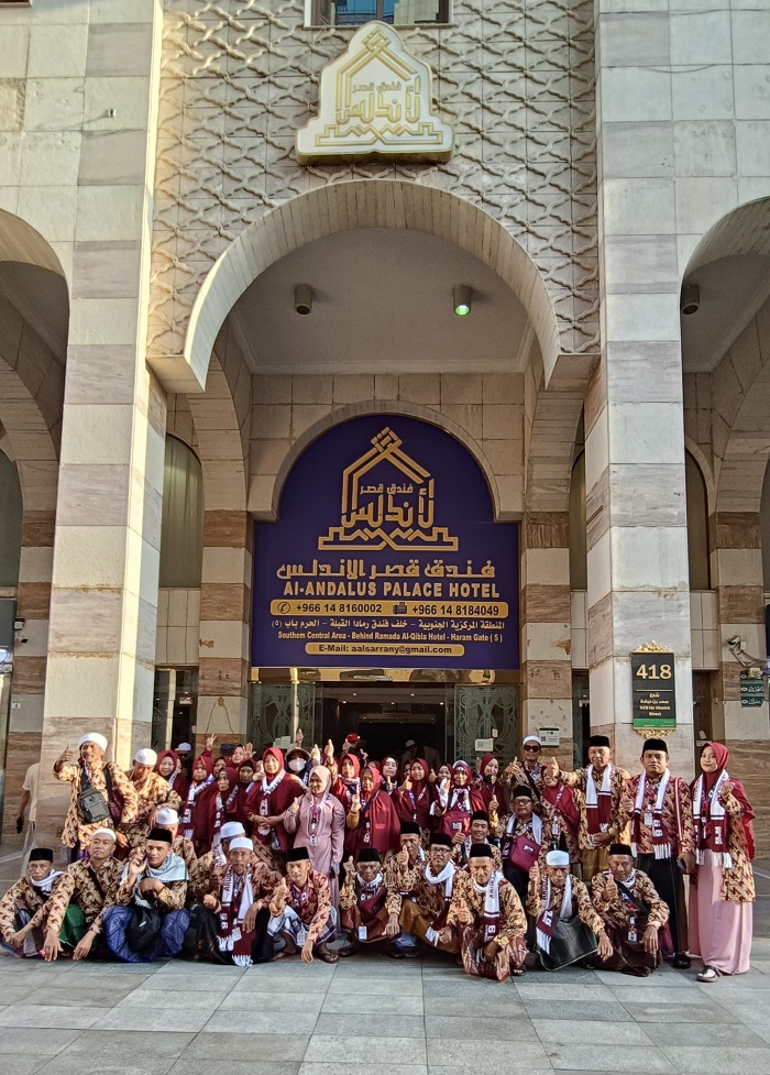 GUYUB: Jemaah umrah PT Arudam 99 Tour & Travel berfoto bersama di depan lobi Hotel Andalus 1 sebelum ziarah ke beberapa tempat di sekitar Masjid Nabawi, Madinah, Rabu (18/9). (PT ARUDAM 99 UNTUK JPRM)