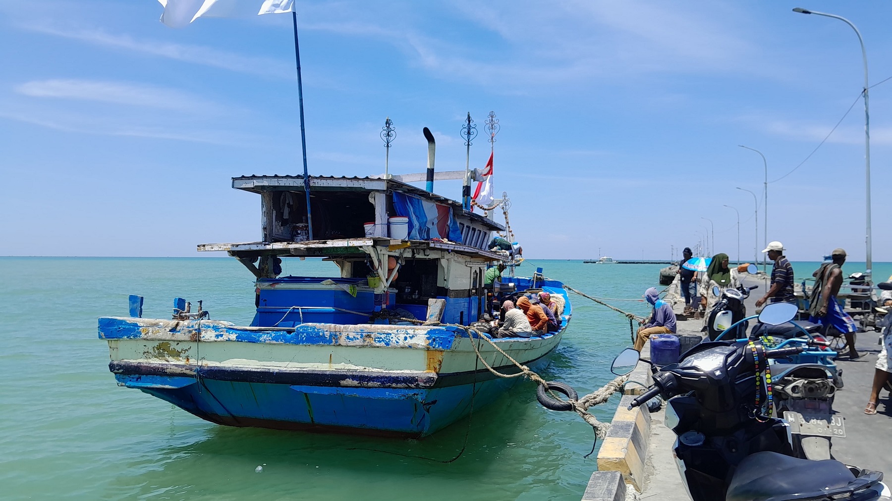 BERSANDAR: Nelayan Desa Branta Pesisir, Kecamatan Tlanakan, Pamekasan, pulang melaut Selasa (17/9).