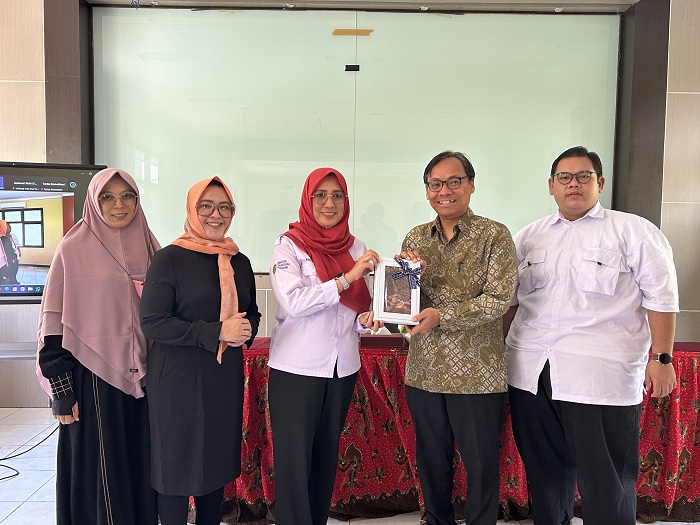 KENANG-KENANGAN: Dekan FH UTM Erma Rusdiana (tengah) menyerahkan cenderamata kepada narasumber kuliah umum M. Syaiful Aris di ruang vidcon. (FOTO-FOTO VIVIN AGUSTIN HARTONO/JPRM)