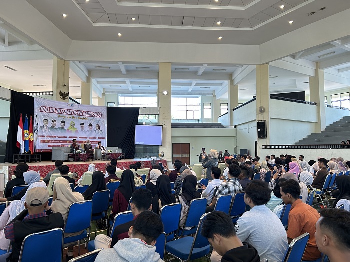 ADU GAGASAN: Bacabup Mathur Husyairi (kiri) dan bacawabup Moch. Fauzan Ja&rsquo;far (kanan) menghadiri acara dialog interaktif yang dilaksanakan BEM FH UTM di Gedung Cakra, Rabu (18/9). (VIVIN/JPRM)