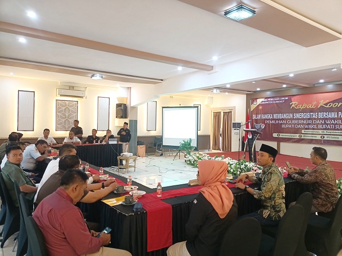 FOKUS: Ketua KPU Sumenep Nurussyamsi (dua dari kanan) menyimak usulan dari tamu undangan dalam rakor membangun sinergisitas bersama para pihak di Hotel Musdalifah Rabu (18/9). (MOH. IQBAL/JPRM)