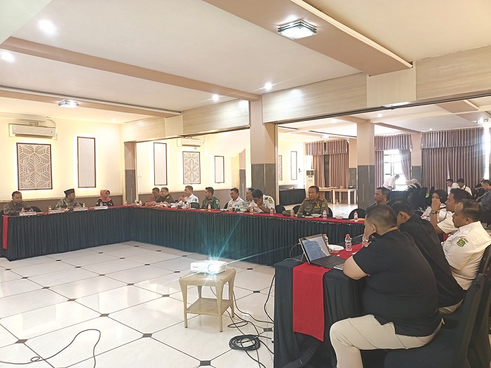 BERLANGSUNG LANCAR: Pelaksanaan rakor membangun sinergisitas bersama para pihak yang dilaksanakan KPU Sumenep di Hotel Musdalifah Rabu (18/9). (MOH. IQBAL/JPRM)