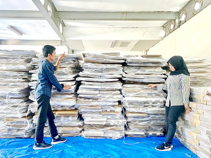 DIJAGA: Petugas memeriksa kotak suara di gudang logistik, Jalan Bonorogo, Pamekasan, kemarin. (MOH. IQBAL AFGANI/JPRM)