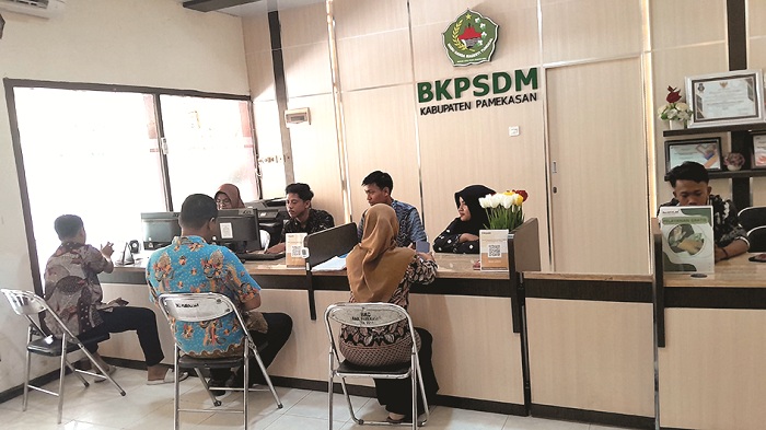 ABDI NEGARA: Pegawai BKPSDM Pamekasan melakukan pelayanan di ruang lobi kantor Kamis (19/9). (M. KHOLIL RAMLI/JPRM)