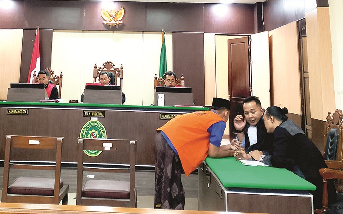 MELANGGAR HUKUM: Terdakwa Amirul Anam mengikuti sidang putusan di PN Sampang, Rabu (18/9). (UBAIDILLAHIR RA&rsquo;IE/JPRM)