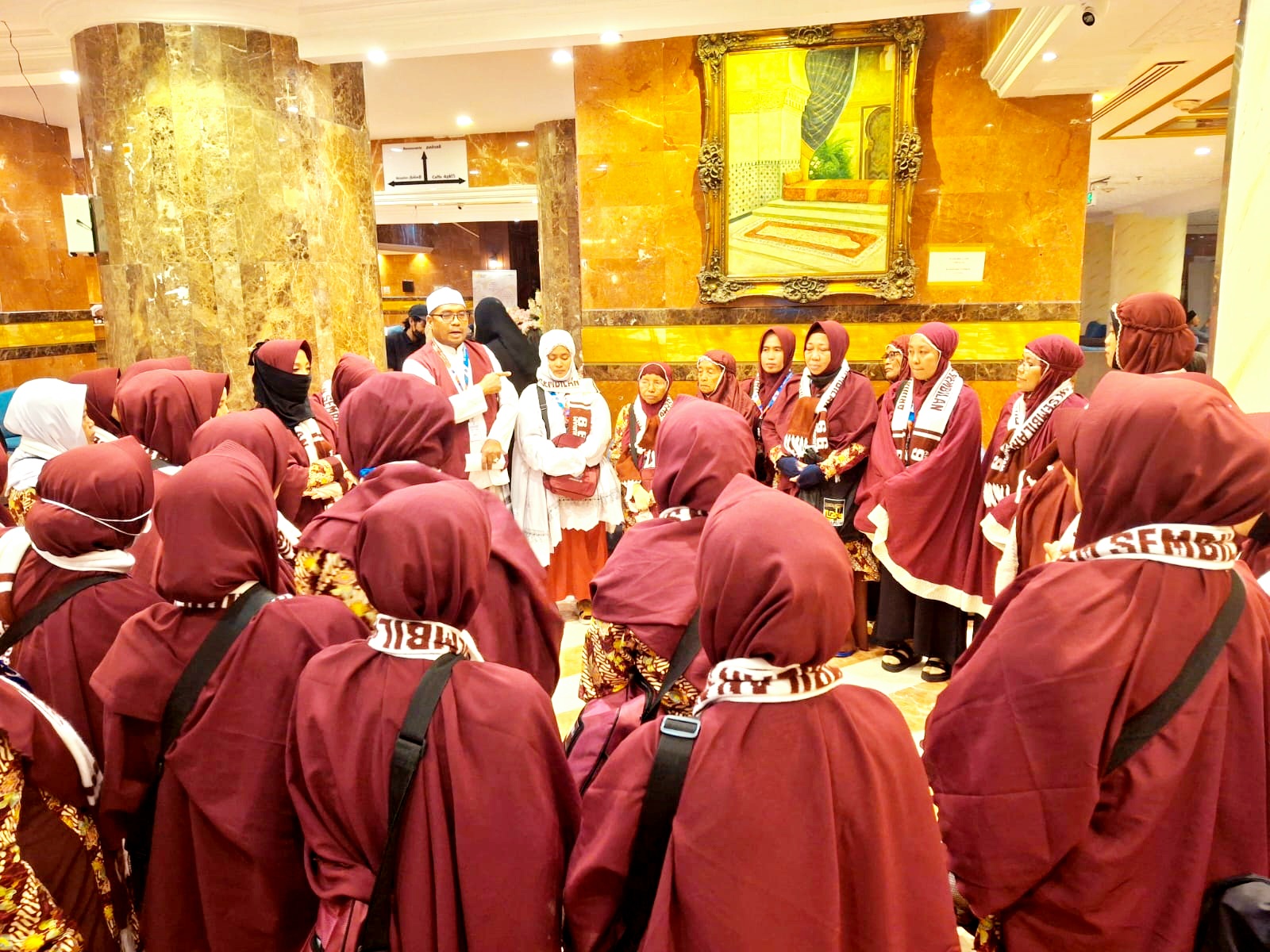 MENYIMAK: Jemaah umrah perempuan PT Arudam 99 Tour & Travel mendengarkan penjelasan muthawif sebelum menuju Raudhah di lobi Hotel Andalus 1, Madinah, Selasa (17/9) malam. (PT ARUDAM 99 UNTUK JPRM)