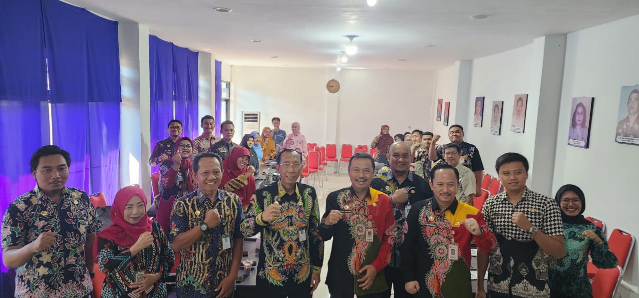 PANTAU LANGSUNG: Ketua&nbsp; panitia seleksi instansi pengadaan pegawai ASN Pemkab Sumenep 2024 Edy Rasiyadi (tengah) didampingi Plt Kepala BKPSDM  Arif Firmanto (tiga dari kanan) saat visitasi Kamis (5/9)