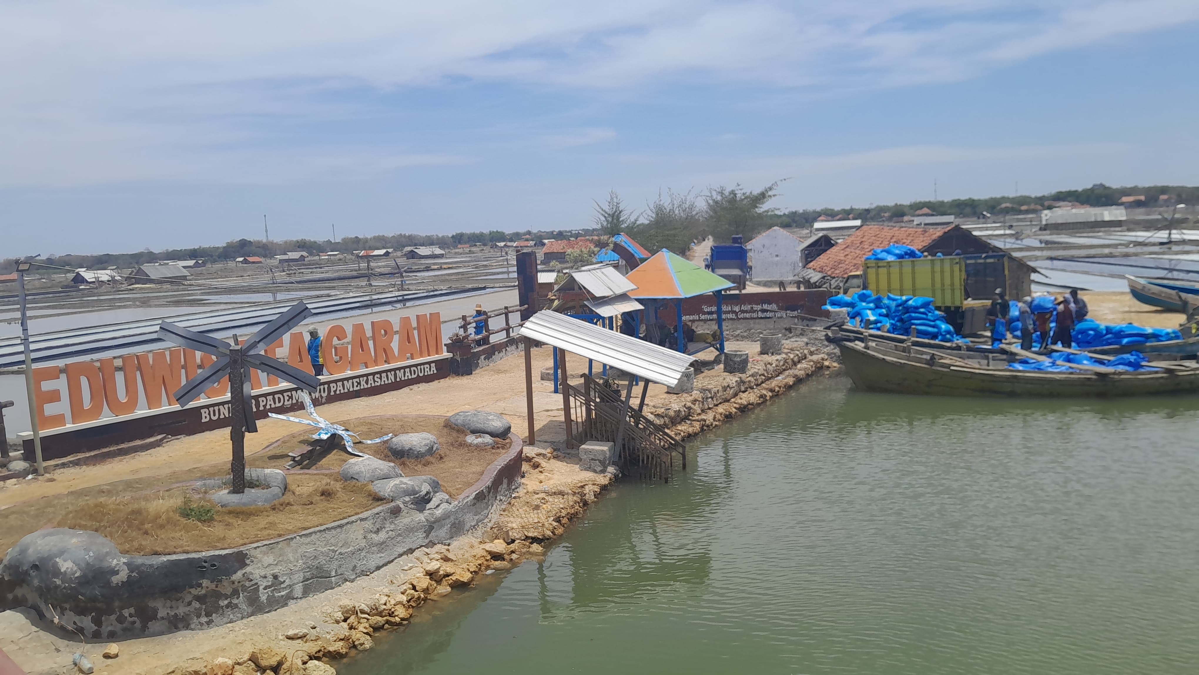 PENUH SEMANGAT: Buruh tani garam sedang bekerja di sekitar Ekowisata Garam, Desa Bunder, Kecamatan Pademawu, Pamekasan, Kamis (19/9). (KHOLIL RAMLI/JPRM)