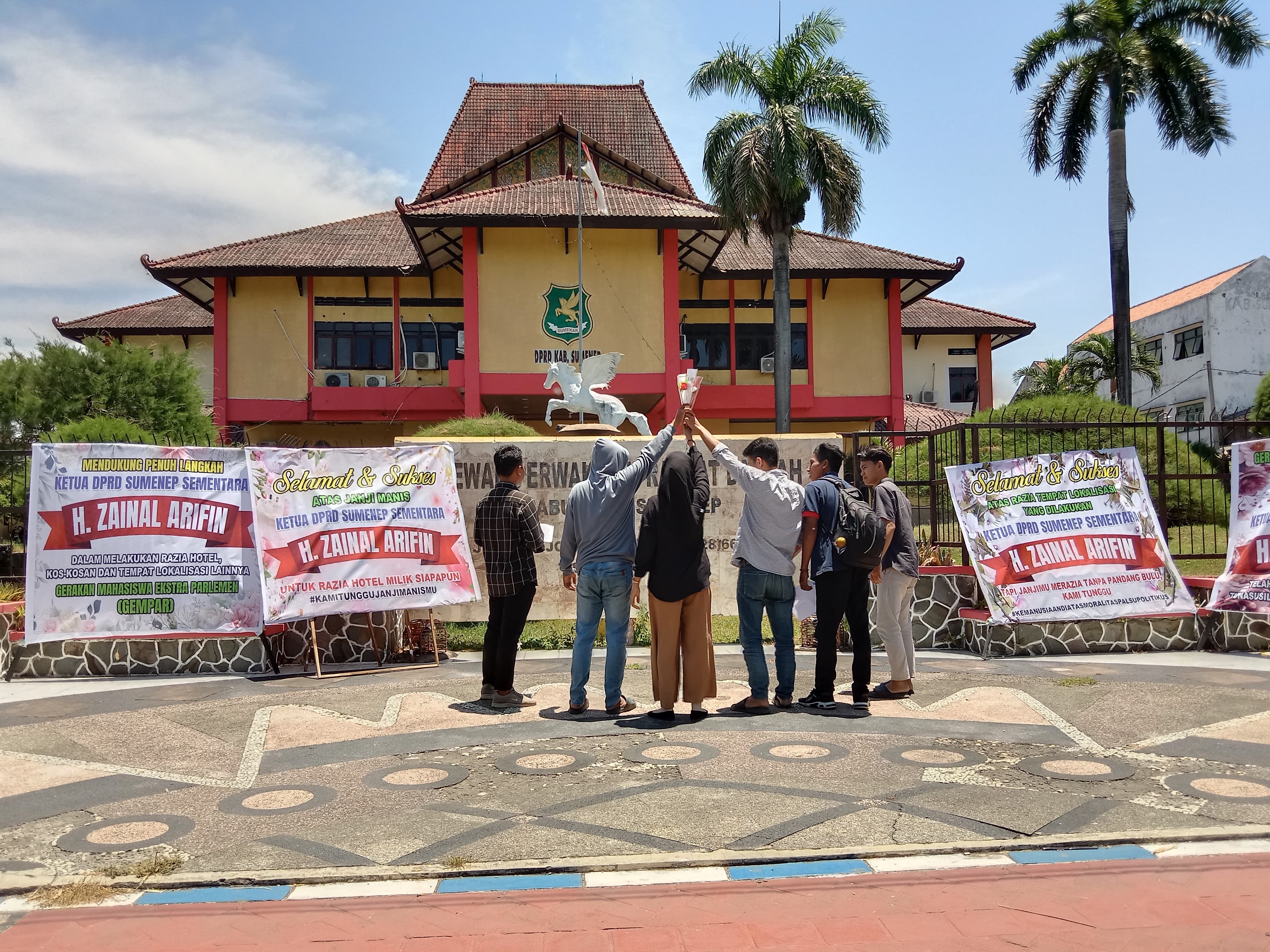 RAZIA TEMPAT PROSTITUSI: Aktivis mahasiswa meletakkan karangan bunga di depan kantor DPRD Sumenep Rabu (18/9).