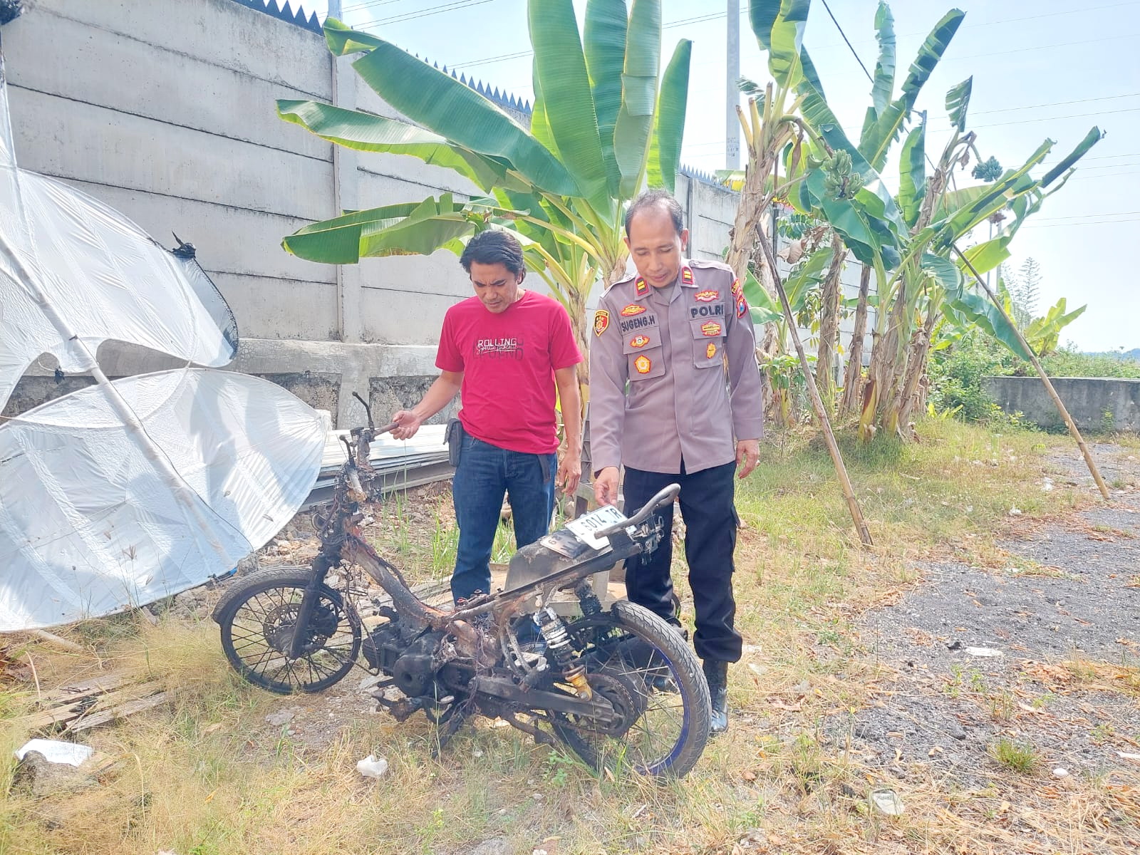 GOSONG: Kapolsek Burneh Iptu Sugeng Hariana didampingi anggotanya menunjukkan motor milik terduga pelaku pencurian, Kamis (19/9). (ZEINAL ABIDIN/JPRM)