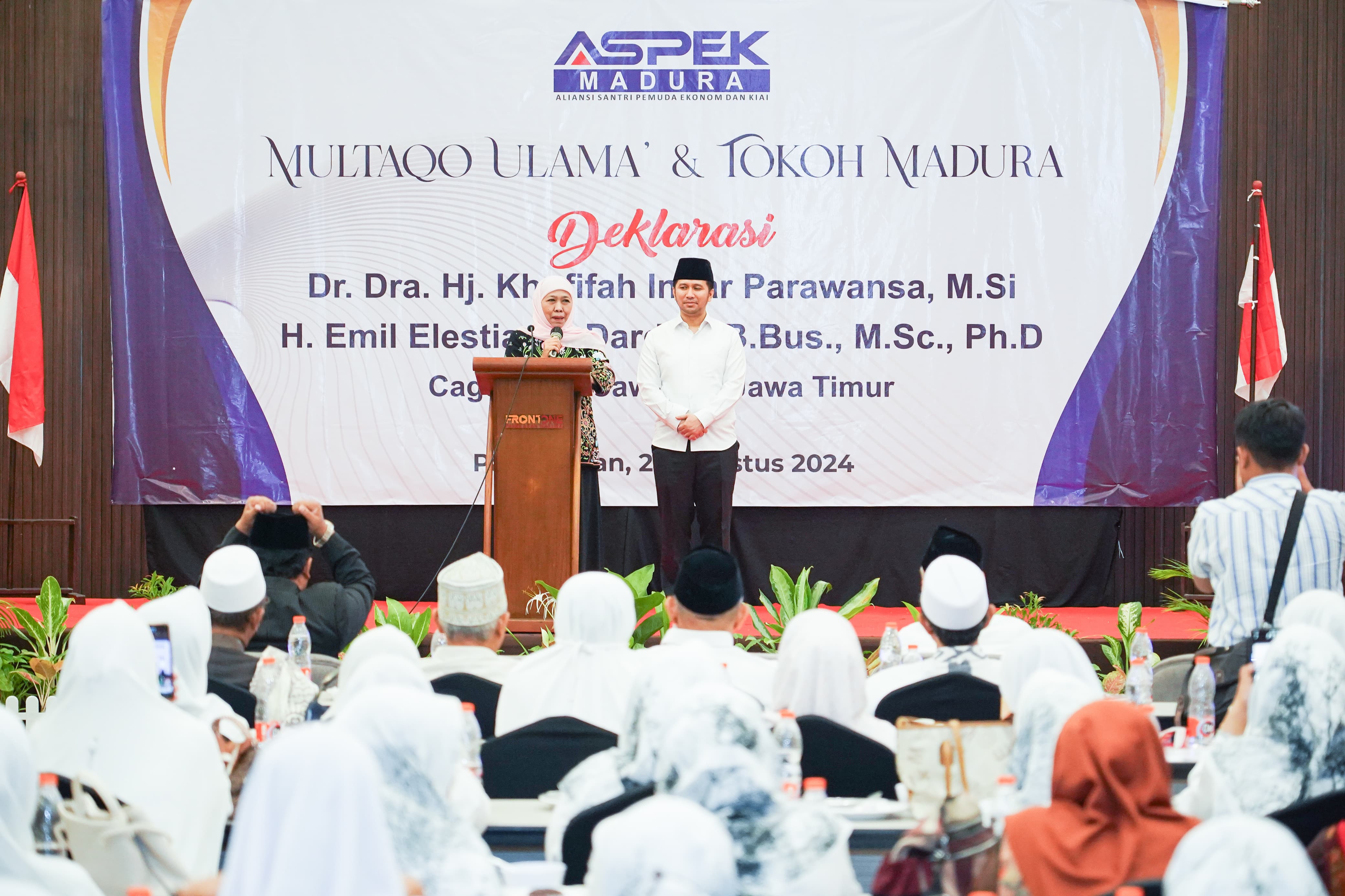 SERASIH: Pasangan Calon Gubernur dan Wakil Gubernur Jawa Timur Khofifah-Emil saat berkegiatan dengan warga nahdliyin di Madura.