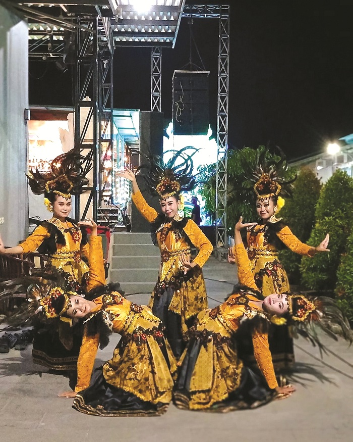 LUAR BIASA: Salah satu busana tari terbaru yang dibuat oleh Septiana Indrawati. (SEPTIANA UNTUK JPRM)