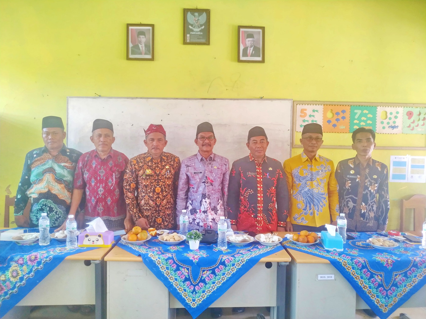 DARI KIRI: Komite Sekolah; Koordinator Pengawas SD Kecamatan Saronggi; Ketua PGRI Sumenep; Ketua PGRI Kecamatan Saronggi; Komite Sekolah SDN 2 Juluk; dan Kepala SDN Juluk 2.