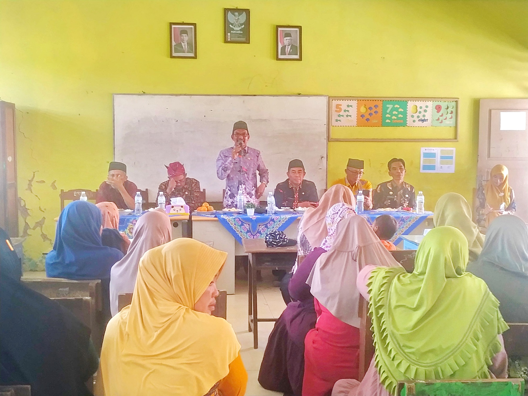 PEMBINAAN: Ketua PGRI Sumenep Anwari (pegang mik) hadir dalam pertemuan rutin dengan para wali murid sekaligus pembinaan di SDN Juluk 2, Kamis (19/9).