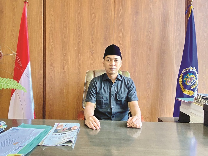 VISIONER: Ketua DPRD Bangkalan Dedy Yusuf berada di ruang kerjanya, Rabu (11/9). (JUPRI/JPRM)