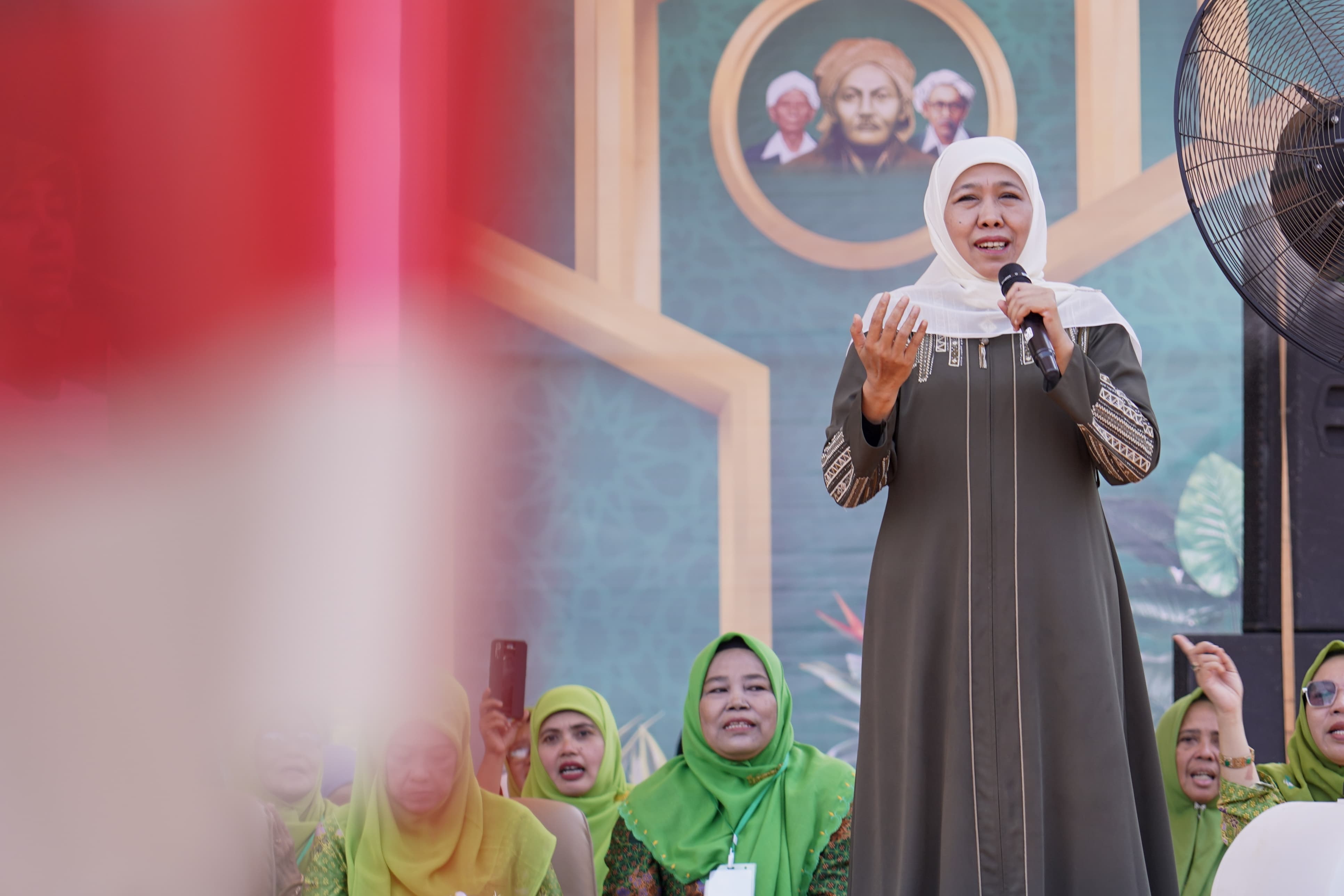 TERBUKTI: Calon Gubernur Jawa Timur Khofifah Indar Parawansa memberikan sambutan ditengah-tengah muslimat NU.