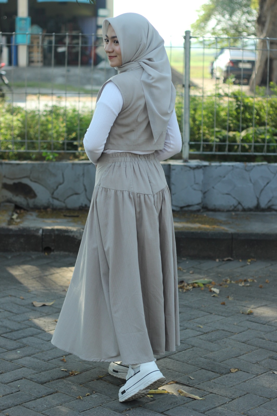 ELEGAN: Aulia Yunita Putri Pratiwi tampil cantik dengan baju cewek bumi yang dia kenakan, Kamis (5/9). (VIVIN AGUSTIN HARTONO/JPRM)