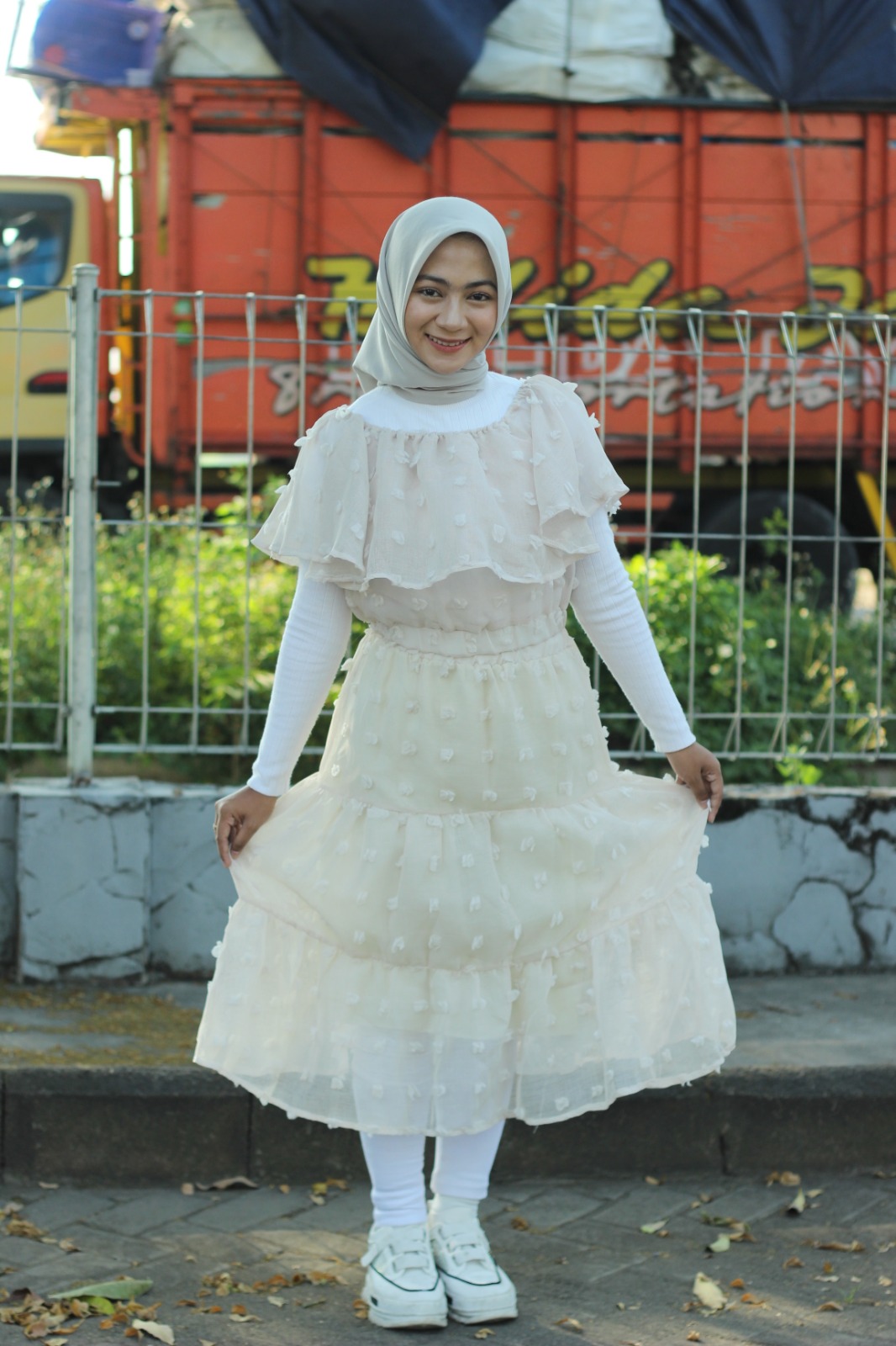 ELEGAN: Aulia Yunita Putri Pratiwi tampil cantik dengan baju cewek bumi yang dia kenakan, Kamis (5/9). (VIVIN AGUSTIN HARTONO/JPRM)