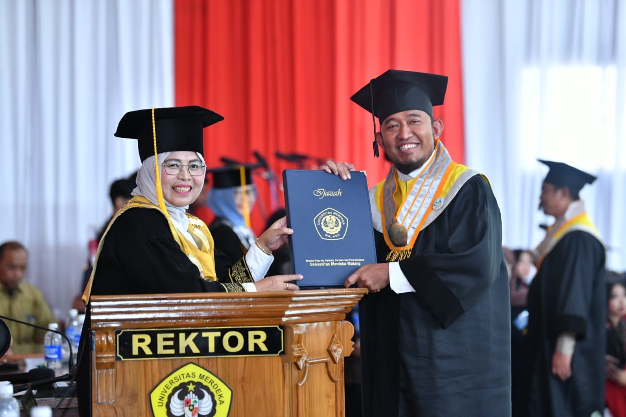 MEMBANGGAKAN: Bupati Sumenep Achmad Fauzi Wongsojudo menerima ijazah setelah diwisuda program pascasarjana S-3 di Universitas Merdeka (Unmer) Malang, Sabtu (21/9). (PROKOPIM SUMENEP)