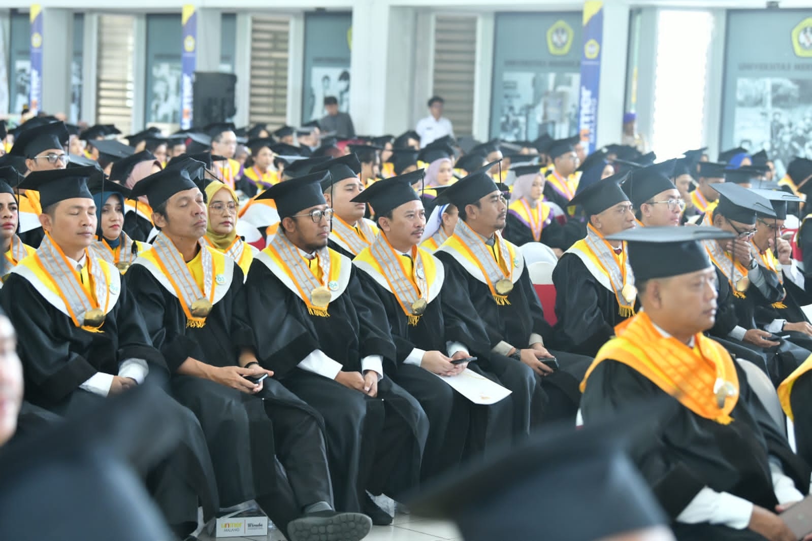 FOKUS: Bupati Sumenep Achmad Fauzi Wongsojudo (tiga dari kiri) mengikuti prosesi wisuda program pascasarjana S-3 di Universitas Merdeka (Unmer) Malang pada Sabtu (21/9). (PROKOPIM SUMENEP)