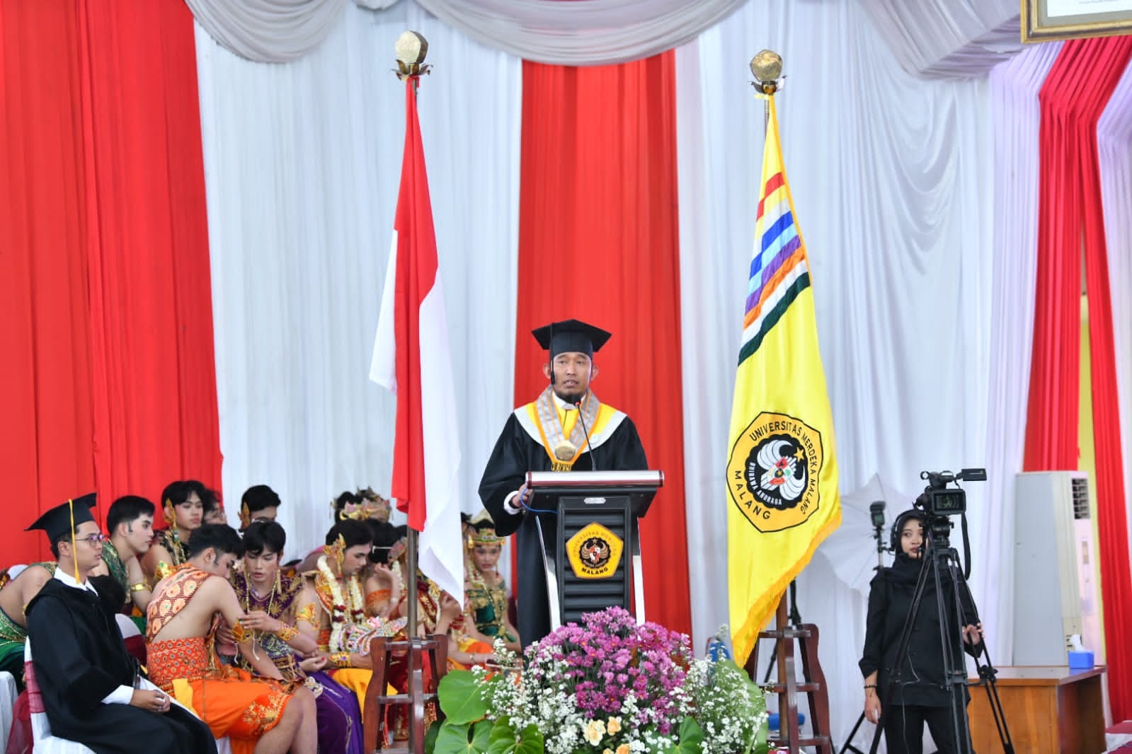 BERWIBAWA: Bupati Sumenep Achmad Fauzi Wongsojudo meyampaikan sambutan sebagai wisudawan cumlaude program pascasarjana S-3 di Unmer Malang, Sabtu (21/9).