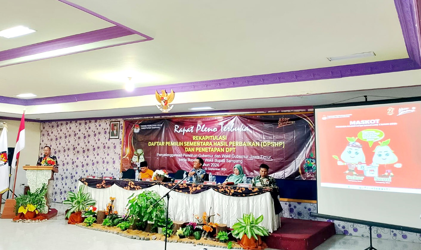 FORMAL: Komisioner KPU Sampang mengikuti rapat pleno terbuka penetapan DPT pilkada di Hotel Camplong, Jumat (20/9). (UBAIDILLAHIR RA&rsquo;IE/JPRM)