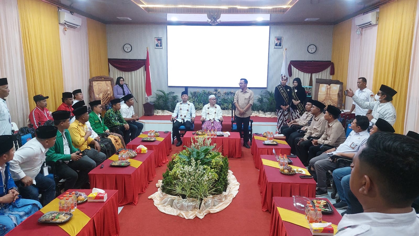 SERIUS: Komisioner KPU Sampang ketika menerima pendaftaran pasangan bakal calon bupati dan calon wakil bupati di kantornya Kamis (29/8). (JUNAIDI PONDIYANTO/JPRM)