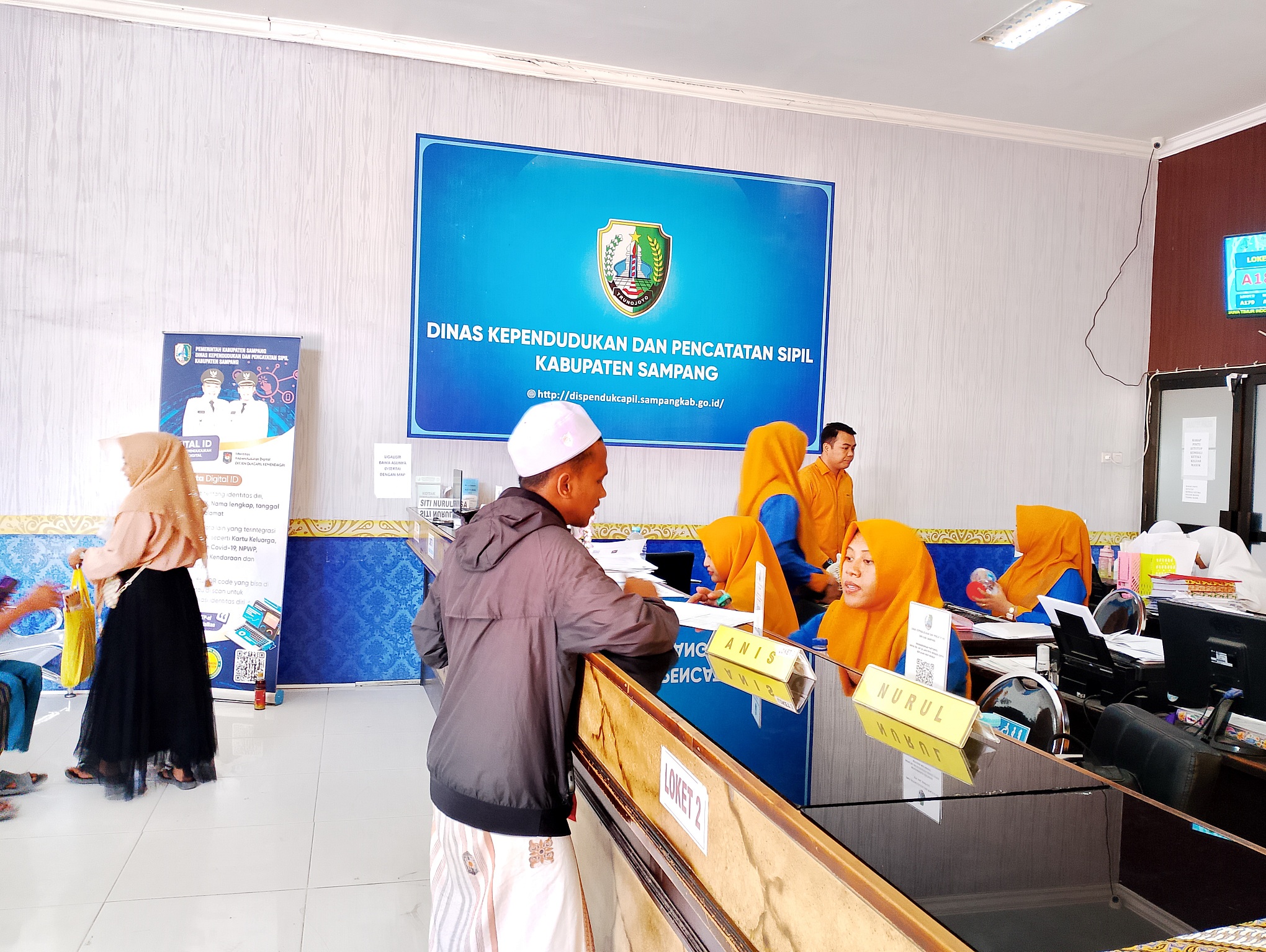 ANTRE: Warga sedang mengurus administrasi kependudukan di kantor Dispendukcapil Sampang, Selasa (17/9). (UBAIDILLAHIR RA&rsquo;IE/JPRM)