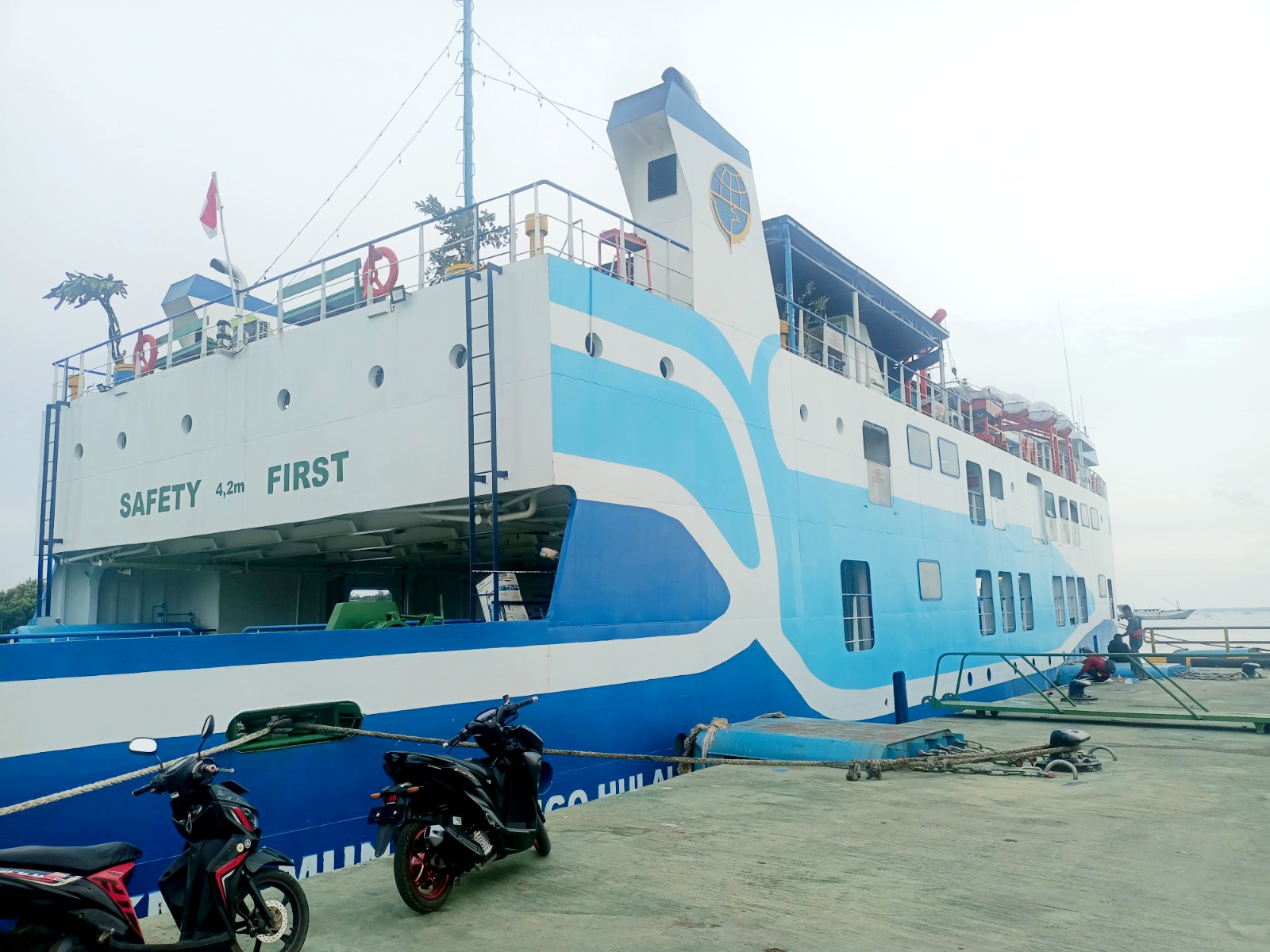 TUNGGU PENUMPANG: KMP Munggiyango Hulalo sandar di Pelabuhan Kalianget setelah berlayar dari Pelabuhan Batuguluk, Kecamatan Arjasa, Pulau Kangean, Minggu (10/3). (MOH. IQBAL/JPRM)