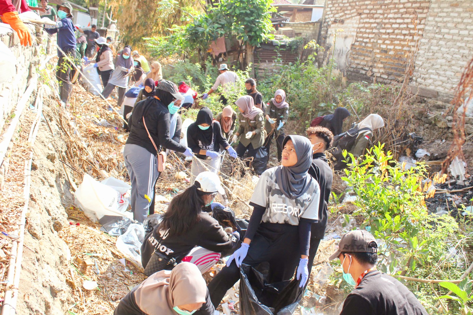 AKSI NYATA: Tim gabungan beraksi dalam kegiatan World Cleanup Day Sumenep 2024 di Sungai Saroka, Desa Kebundadap Timur, Saronggi, Sumenep, Minggu (22/9). (FADEL ABU AUFA UNTUK JPRM)