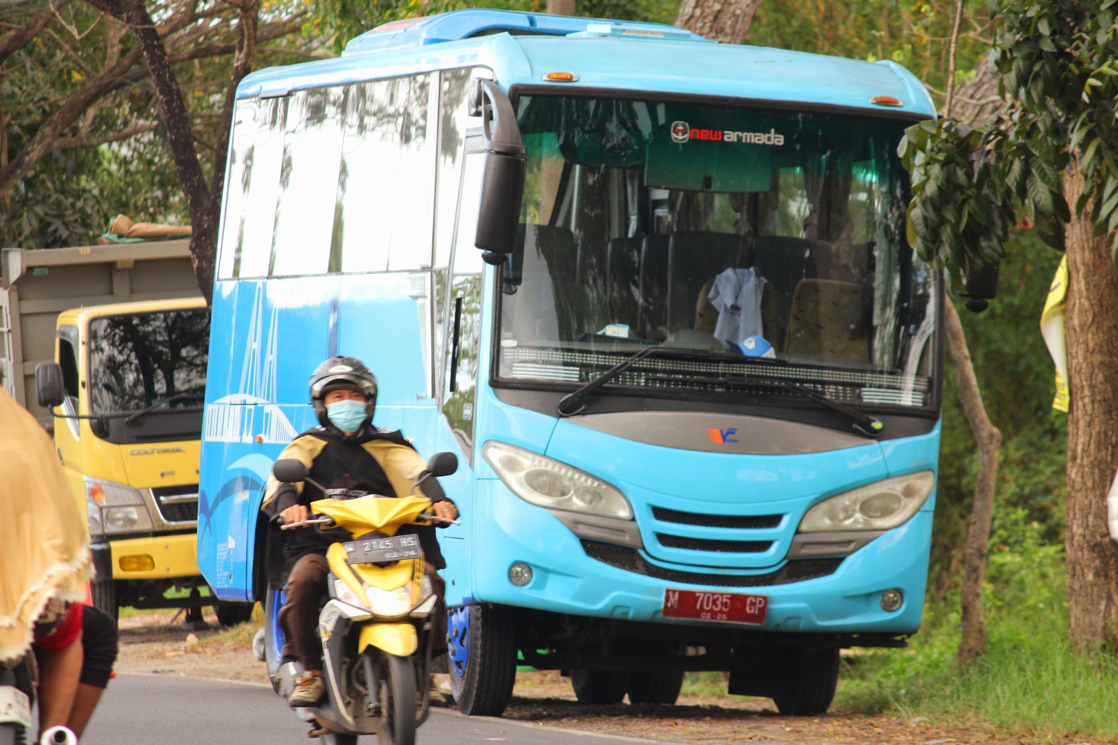 LENGANG: Bus Trans Bangkalan berhenti di Jalan Soekarno-Hatta Bangkalan, Kamis (27/6). (VIVIN AGUSTIN HARTONO/JPRM)
